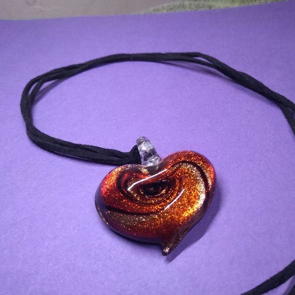 Glittery Heart swirl necklace - Picture 2 of 7